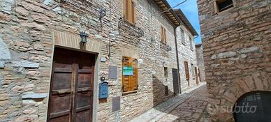 CASA SEMINDIPENDENTE A SPELLO