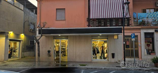 Locale Commerciale In Via dei Lauri