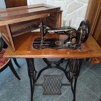 Macchina da cucire Singer con mobile in ghisa