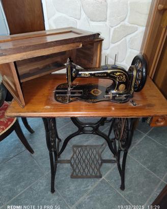 Macchina da cucire Singer con mobile in ghisa