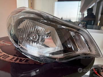 Faro anteriore destro Opel Karl  plastica rotta