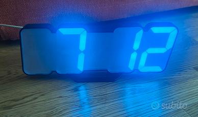 Orologio sveglia con quadrante illuminato