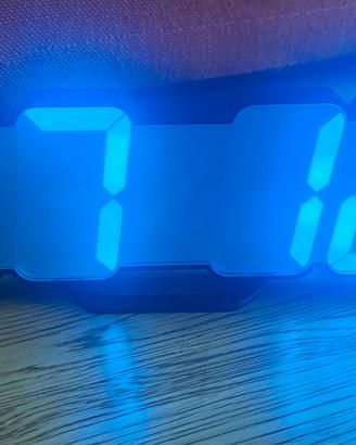 Orologio sveglia con quadrante illuminato