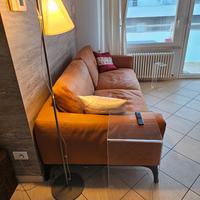 Divano in pelle marrone tre posti