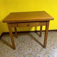 Tavolo vintage in legno di noce