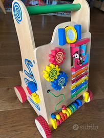 Carrello primi passi in legno con giochi