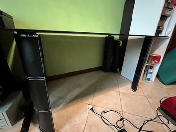 Scrivania in vetro scuro