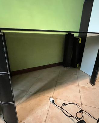 Scrivania in vetro scuro