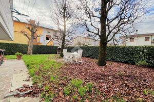 CASA SEMINDIPENDENTE A MONTALE