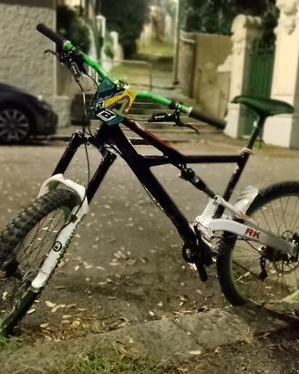 bicicletta Downhill