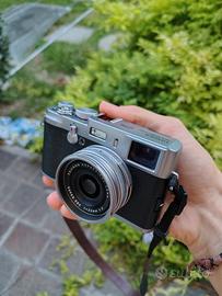 Fujifilm X100 + custodia in pelle e accessori