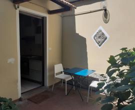 Monolocale VIA CHATILLON 370 EURO CON GIARDINO