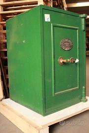 Cassaforte verde originale inglese di metà XIX sec