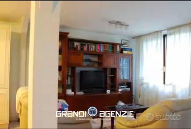 Grande schiera di testa inserita in residence