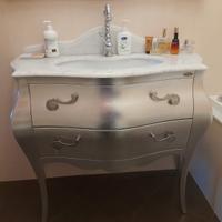 Mobiletto bagno con lavabo e rubinetto