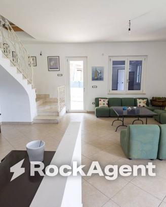 Villa di 235 m² con più di 5 locali a Montauro