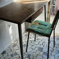 tavolo vintage con sedia