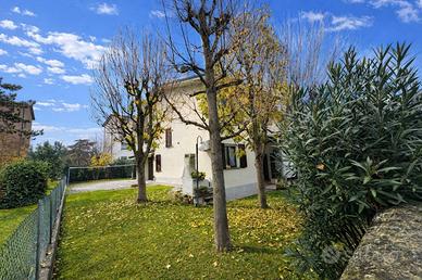 Villa di 240 m² con più di 5 locali e box auto dop