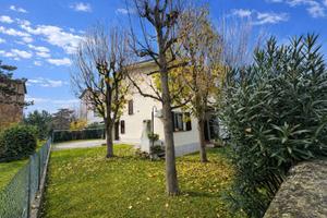Villa di 240 m² con più di 5 locali e box auto dop