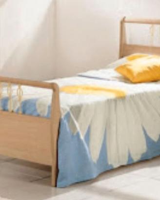 Letto in legno color noce
