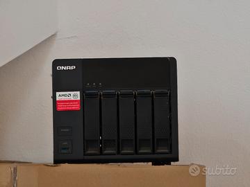  qnap 5 alloggiamenti con un SSD montato