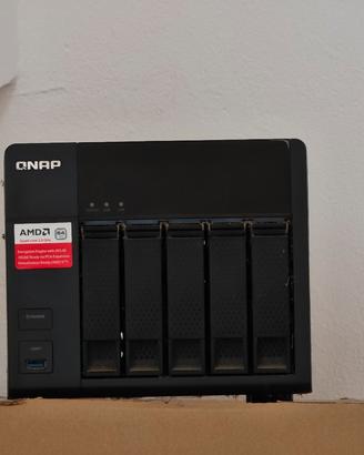  qnap 5 alloggiamenti con un SSD montato