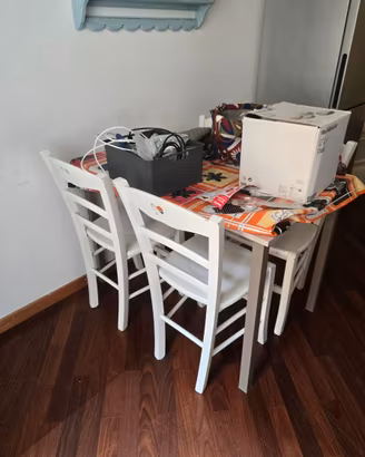 4 sedie e tavolo bianco