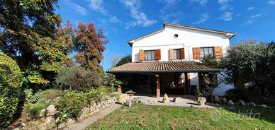 Casa indipendente di 250 m² con più di 5 locali e 
