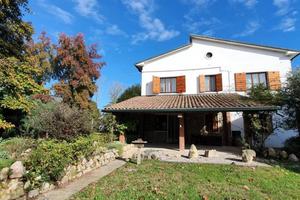 Casa indipendente di 250 m² con più di 5 locali e 