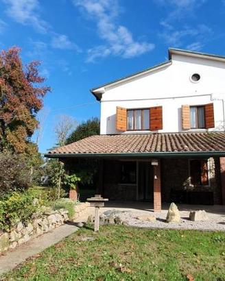 Casa indipendente di 250 m² con più di 5 locali e 
