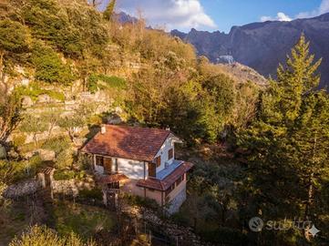 Villa in posizione elevata con vista sul mare