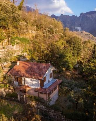 Villa in posizione elevata con vista sul mare