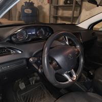 Auto incidentata marciante