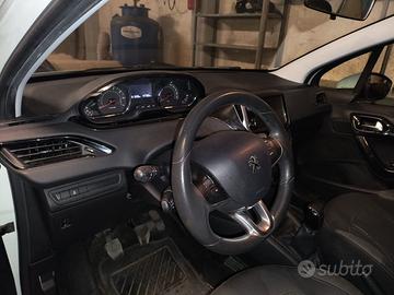 Auto incidentata marciante