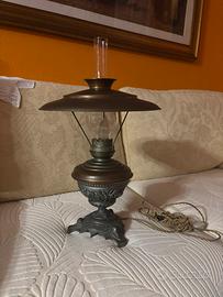 Lampada da tavolo in stile antico