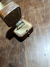 Anello trilogy platino con tre diamanti