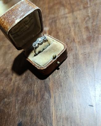 Anello trilogy platino con tre diamanti
