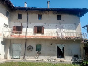 Casa in borgo friulano con stalla e terreno