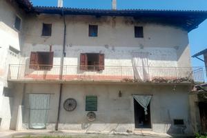 Casa in borgo friulano con stalla e terreno