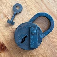 Lucchetto antico con chiave