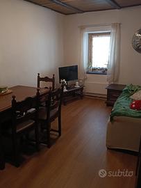 Piccolo trilocale ammobiliato centro paese