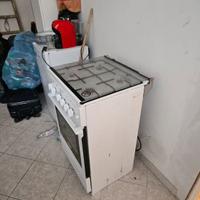 Cucina a gas e forno elettrico