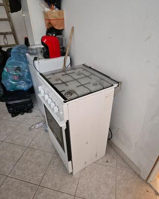 Cucina a gas e forno elettrico
