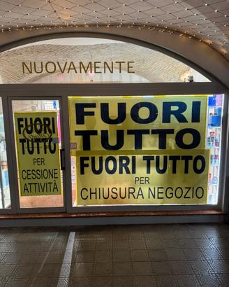 Abbigliamento accessori e articoli regal