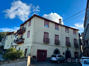 Trilocale con box e grotta interrata nel tufo