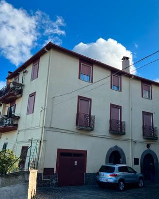 Trilocale con box e grotta interrata nel tufo