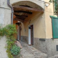 Casa indipendente, due appartamenti