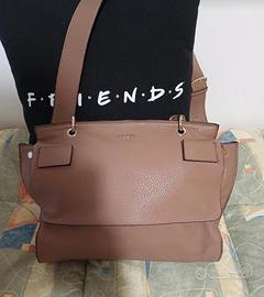 Borsa Guess Shailene color taupe con tracolla