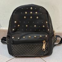 Zaino nero con borchie