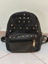 Zaino nero con borchie